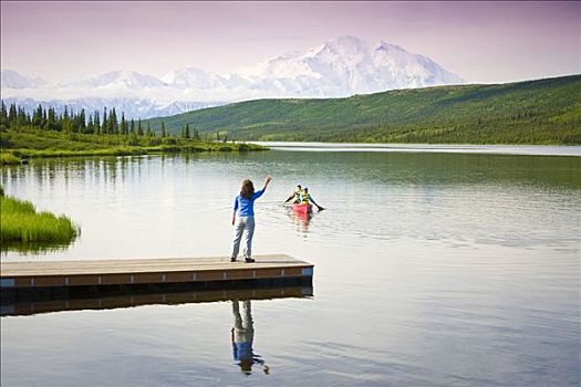 夫妻,独木舟,旺湖,中年,女人,码头,山,麦金利山,背景,德纳里峰国家公园,阿拉斯加