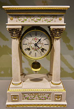 法国19世纪彩绘瓷四柱方座钟