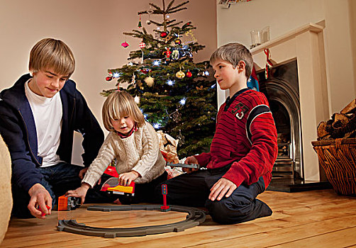 三个男孩,玩,玩具火车