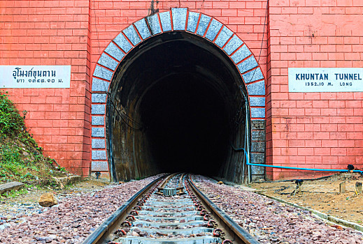铁路隧道洞门图片