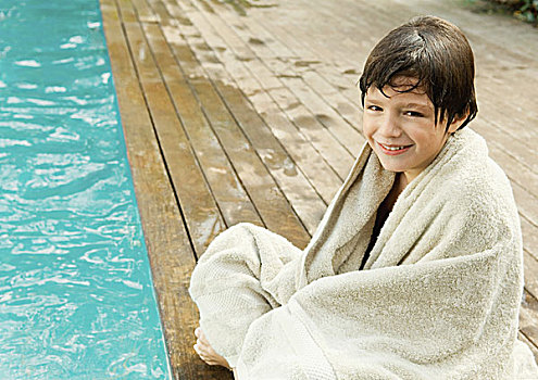 小男孩,坐,边缘,游泳池,包着,毛巾