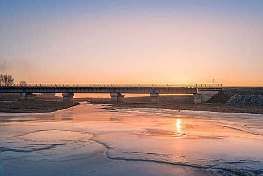 冬季铁岭冰河上的铁路桥