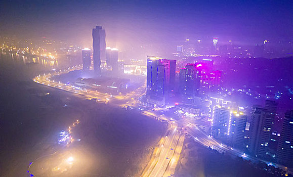 雾中的城市夜景