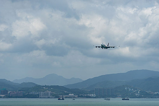 一架美国阿特拉斯航空的货机正降落在香港国际机场