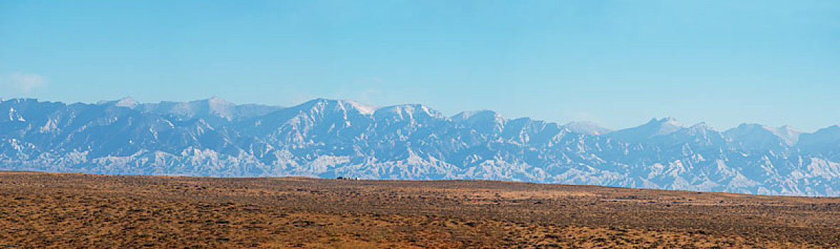 从内蒙古境内遥看贺兰山,冬季