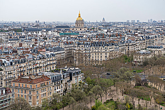 法国巴黎埃菲尔铁塔上远眺荣军院教堂屋顶