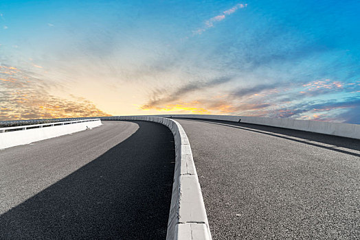 道路广场和天空云彩