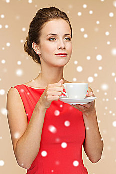休假,人,喝,概念,微笑,女人,红裙,咖啡杯,上方,米色背景,雪