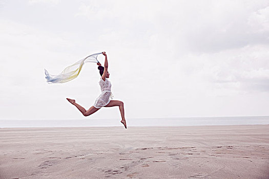 时髦,女人,跳跃,围巾,海滩