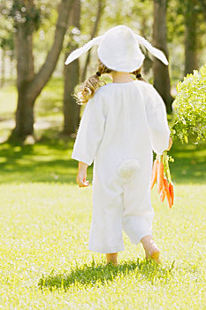 小女孩,兔子,服饰,背影,看镜头