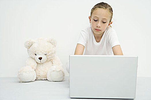 女孩,坐,旁侧,泰迪熊,使用笔记本,电脑