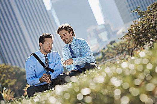 两个男人,衬衫,领带,公园,城市,拿着,机智,电话