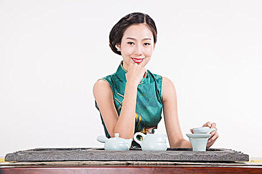 青年女人在喝茶