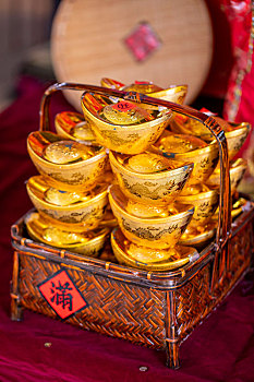 中国春节传统饰品竹篮里的金元宝,文字,招财进宝