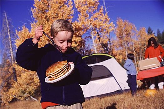 男孩,拿着,盘子,面包,叉子,露营,内华达,加利福尼亚,美国