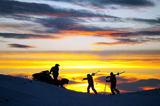 日落,滑雪者