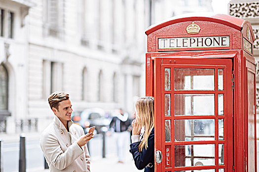 年轻,情侣,智能手机,靠近,红色,电话亭,伦敦,英格兰,英国