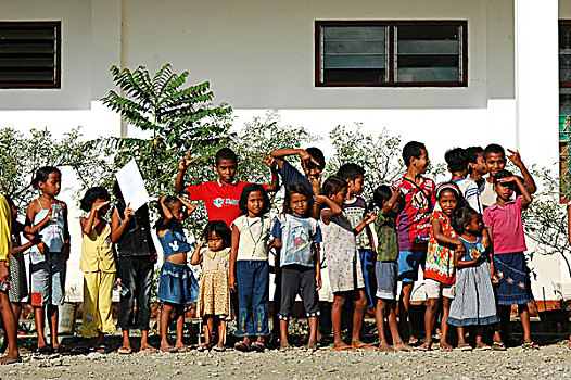 group,timorese,happy,children,with,thumbs,up