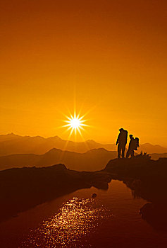 两个,远足者,看,太阳,上升,上方,通加斯国家森林,东南阿拉斯加