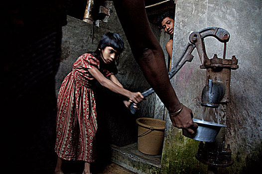 孩子,手,泵,贫民窟,靠近,河,老,达卡,孟加拉,二月,2007年,许多,10个人,生活方式,脚,房间,分享,卫生间,厨房,人