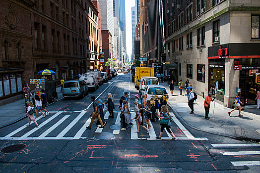 行人,穿过,街道,曼哈顿