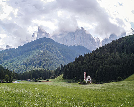 意大利多洛米蒂富内斯小山村的田园小教堂和高山风景