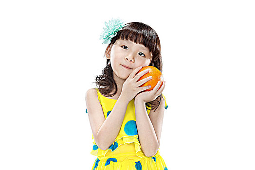 手拿橙子的可爱小女孩