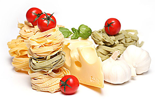 意大利面,圣女果,蒜,奶酪,罗勒