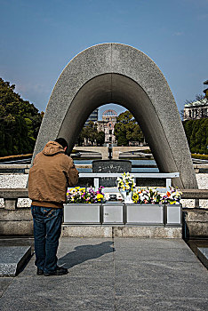 一个,男人,墓葬碑,纪念,受害者,原子弹,上方,广岛,日本