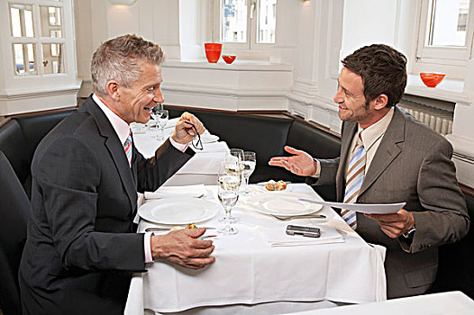 两个男人,洽谈,吃,餐馆