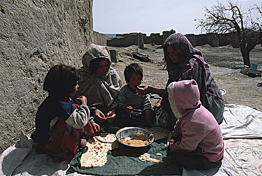 2003年,阿富汗,三个,孩子,食物,扁豆,面包,午餐,坐,毯子,户外,家,加德兹,南方,省,南,喀布尔