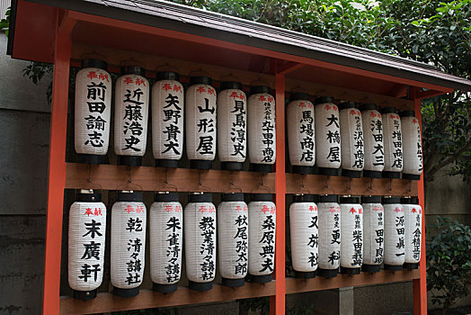日本神社寺庙里的一排纸灯笼
