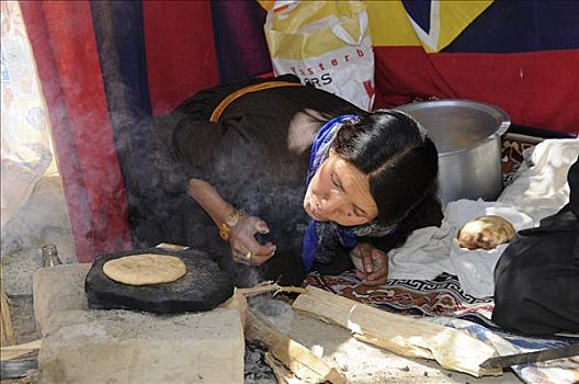 拉达克地区,女人,烘制,扁平面包,北印度,喜马拉雅山,亚洲