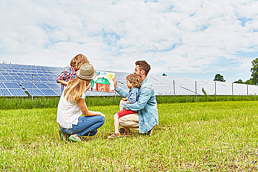年轻家庭,坐,地点,看,房子,靠近,太阳能,农场