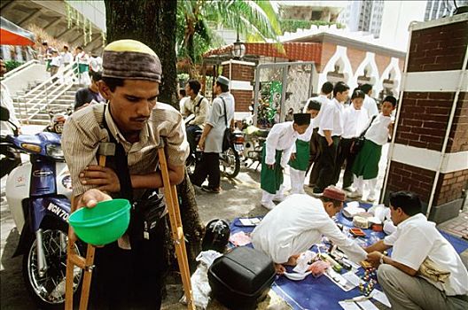 马来西亚,吉隆坡,乞丐,拐杖,等待,捐赠,户外,星期五,清真寺