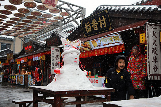 旅游小镇喜迎瑞雪,游客堆雪人寻找童年回忆