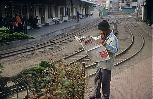 乘客,读报,等待,列车,轨道,道路,车站,伸展,大吉岭,喜玛拉雅,铁路,世界遗产,身分,联合国教科文组织,1999年,印度