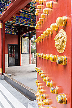 北京恭王府红色的大门与金色的门钉