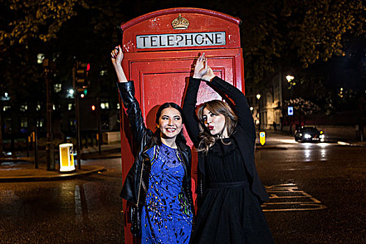 两个,美女,朋友,跳舞,正面,红色,电话亭,夜晚,伦敦,英国