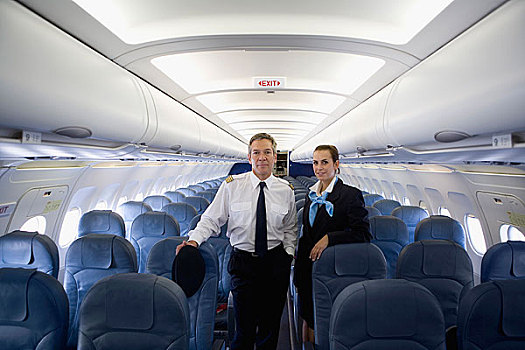 飞行员,空乘人员,站立,机舱,飞机