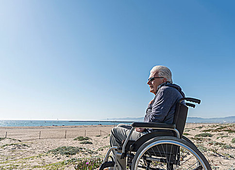 老人,轮椅,向外看,沙丘,干盐湖,光线,加利福尼亚,美国
