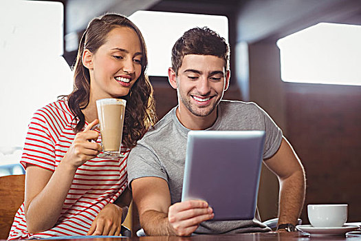 微笑,朋友,喝咖啡,看,平板电脑,咖啡馆
