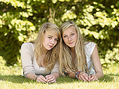 两个女孩,公园