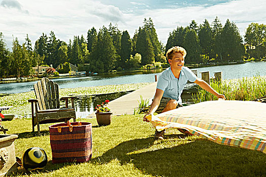 男人,卧,野餐毯,草地,湖,背景,西雅图,华盛顿,美国
