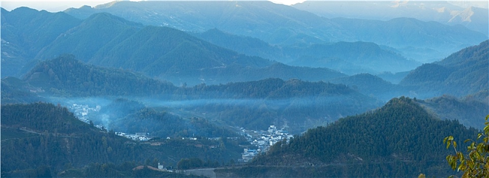 宽幅群山山峦山谷村落航拍