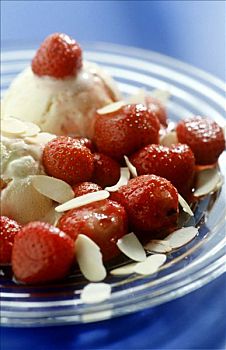 草莓,杏仁粉,香草冰淇淋