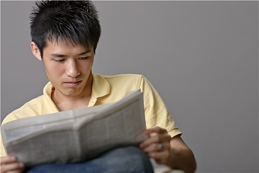 亚洲人,男青年,读报