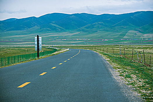 草原公路山峰