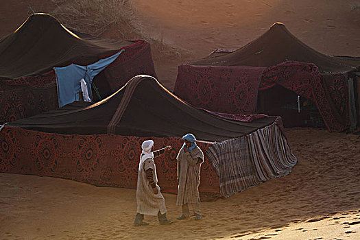 非洲,北非,摩洛哥,撒哈拉沙漠,梅如卡,却比沙丘,帐篷,落日,部落男子