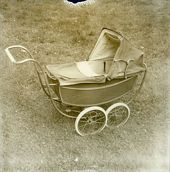 空,维多利亚时代风格,婴儿车,草